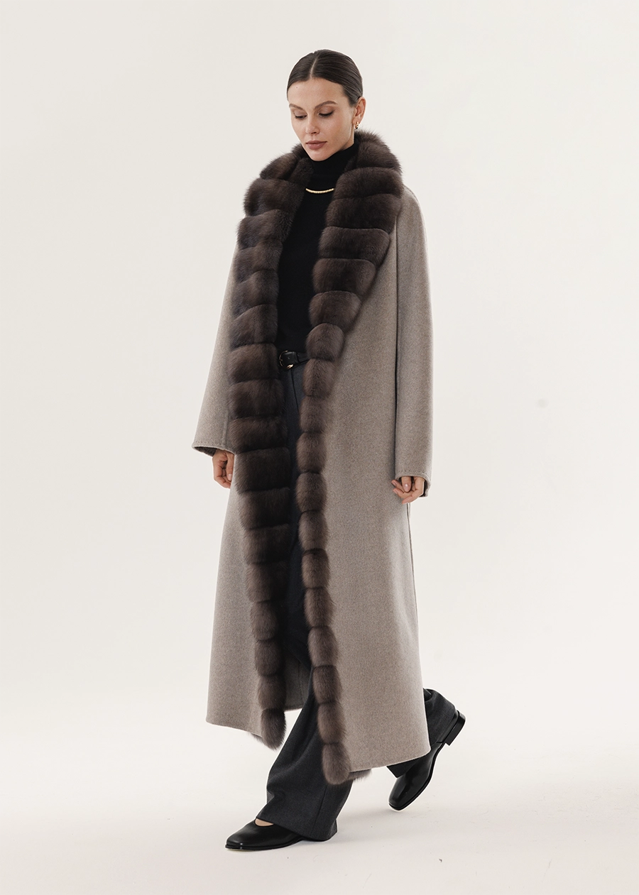 Пальто в оттенке Тортора с отворотной опушкой из соболя