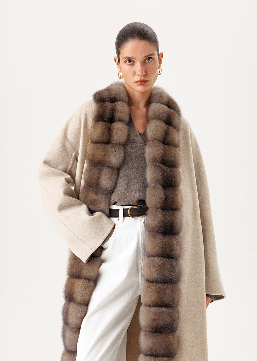 Кашемировое пальто в бежевом оттенке с бортовой отделкой мехом соболя