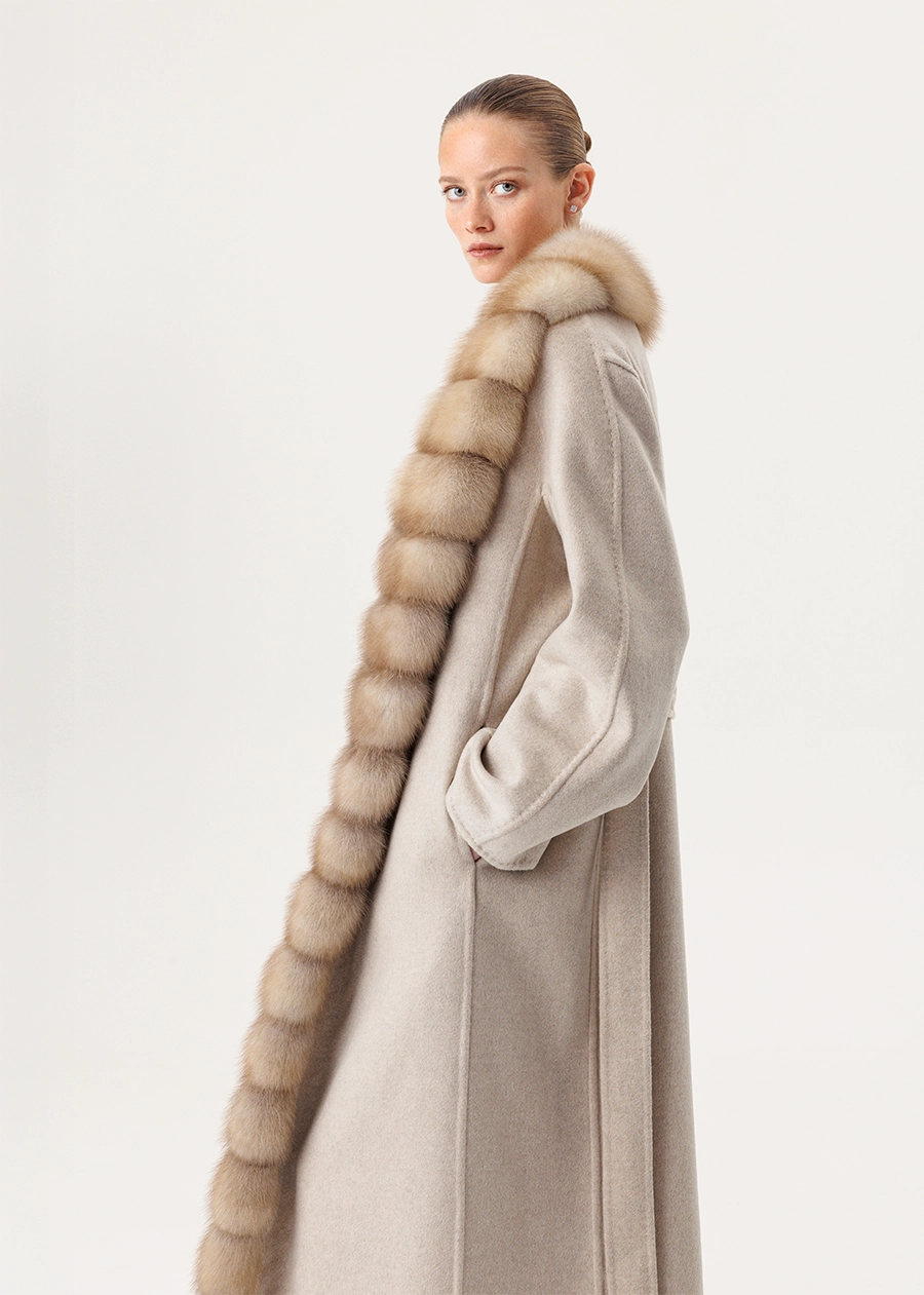 Кашемировое пальто с отворотной бортовой опушкой из меха куницы