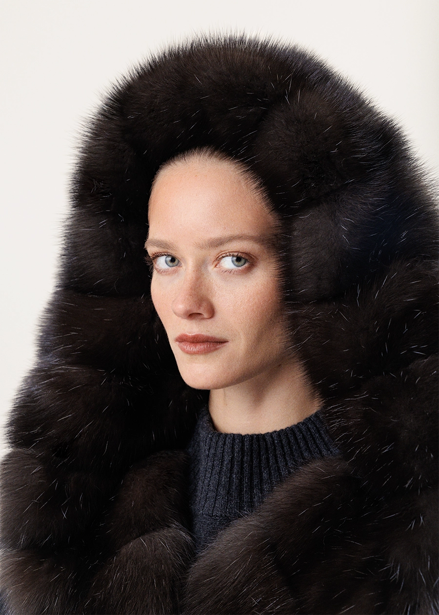 Чёрное кашемировое пальто с воротником переходящим в капюшон