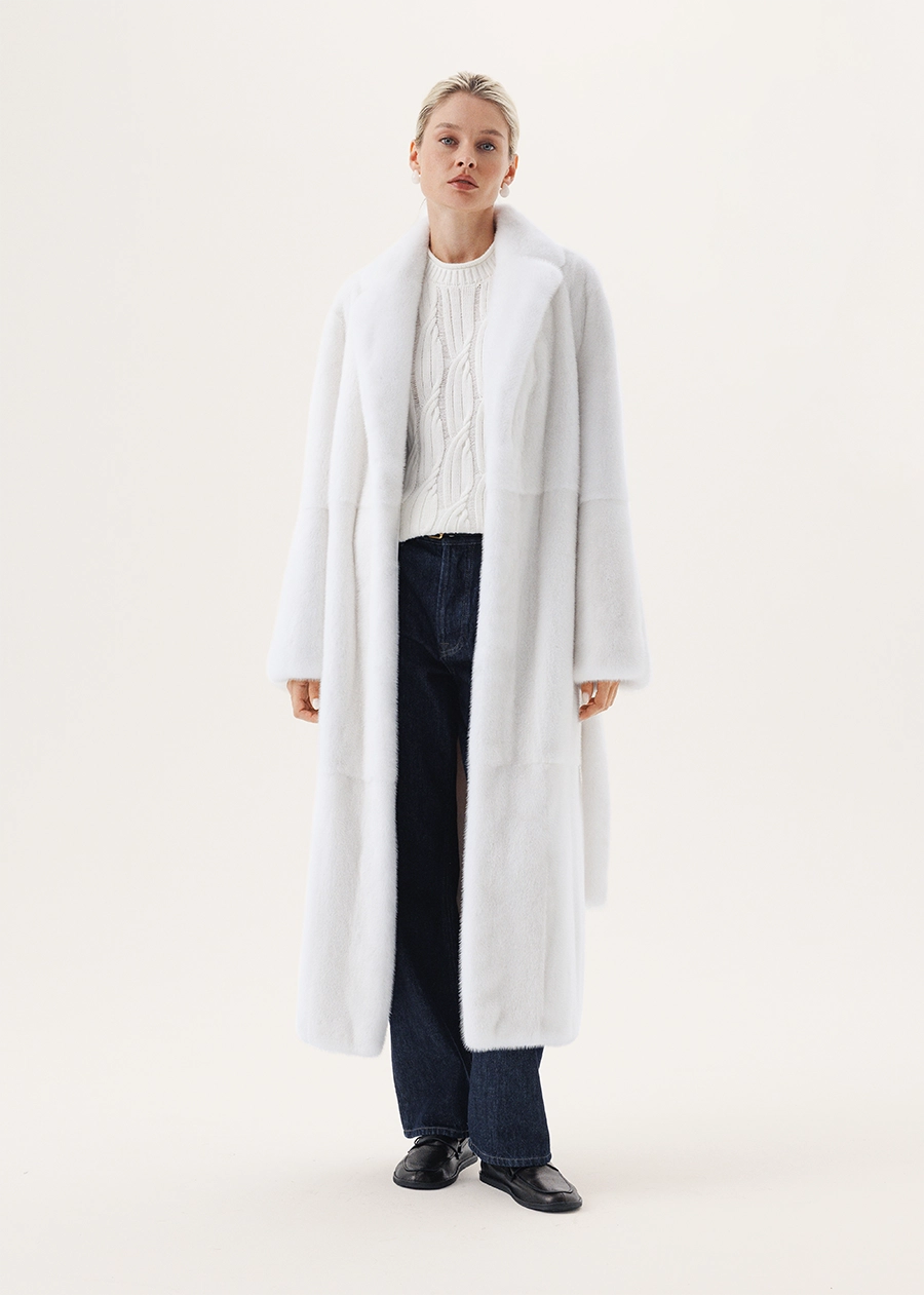 Норковая шуба в невероятном белоснежном оттенке с английским воротником