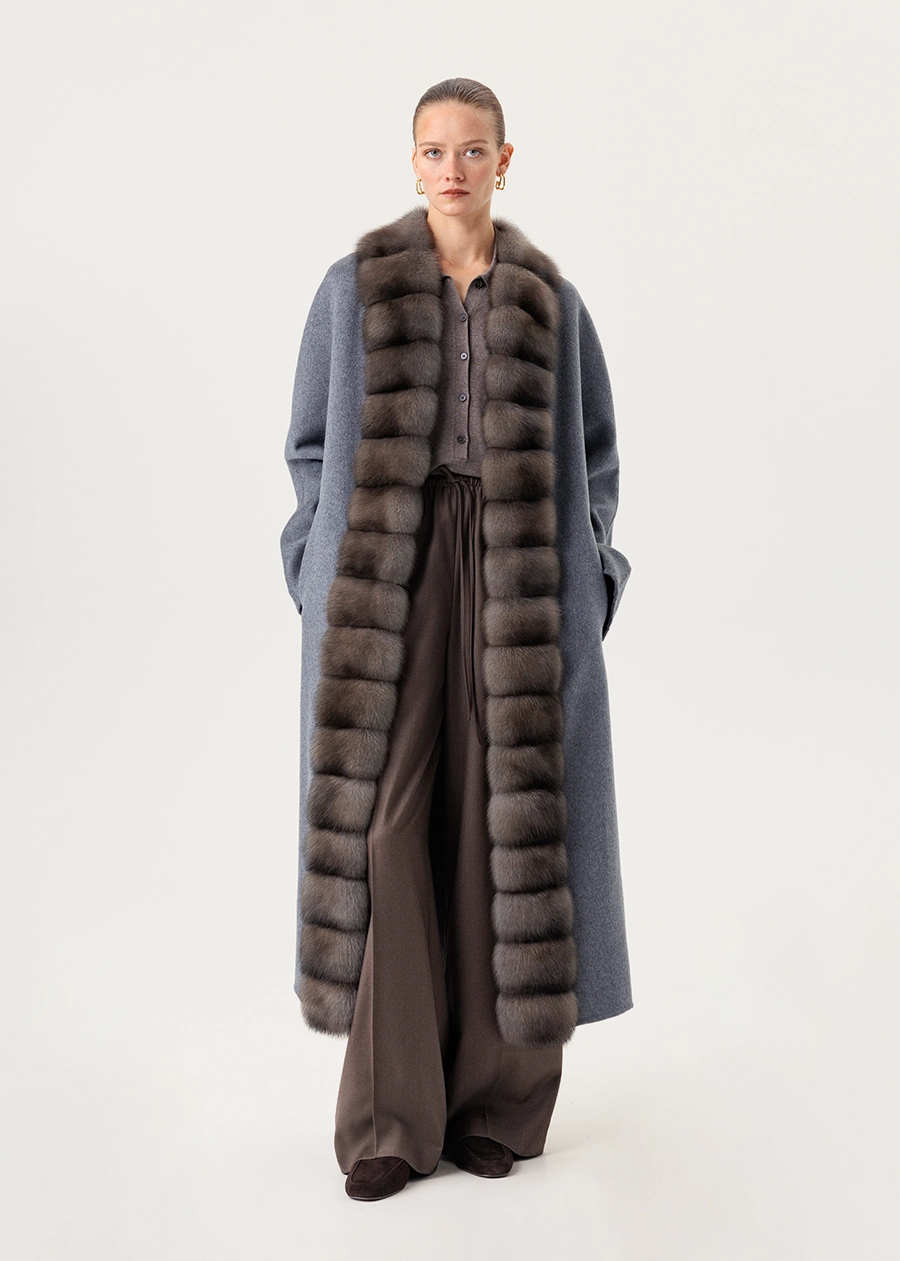 Удлиненное серое пальто с отделкой из меха соболя по борту