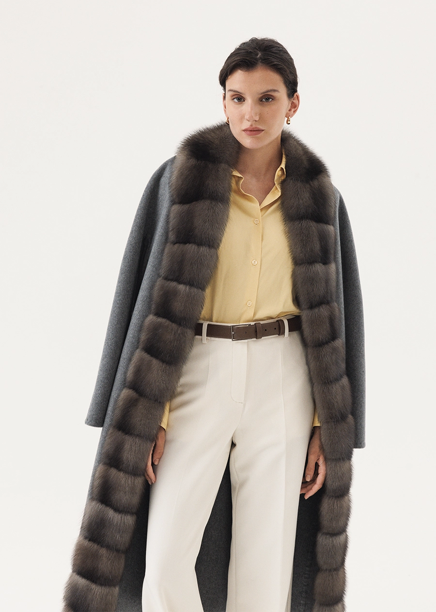 Серое пальто из кашемира с мехом соболя по борту