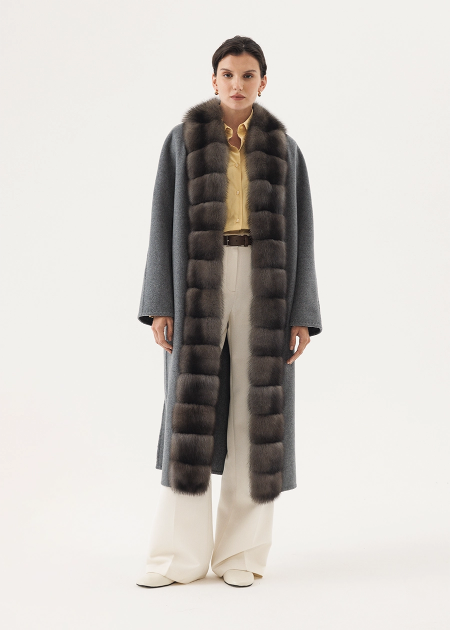 Серое пальто из кашемира с мехом соболя по борту