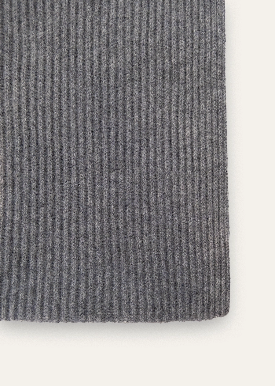 Жемчужно-серый вязаный шарф из кашемира в английскую резинку