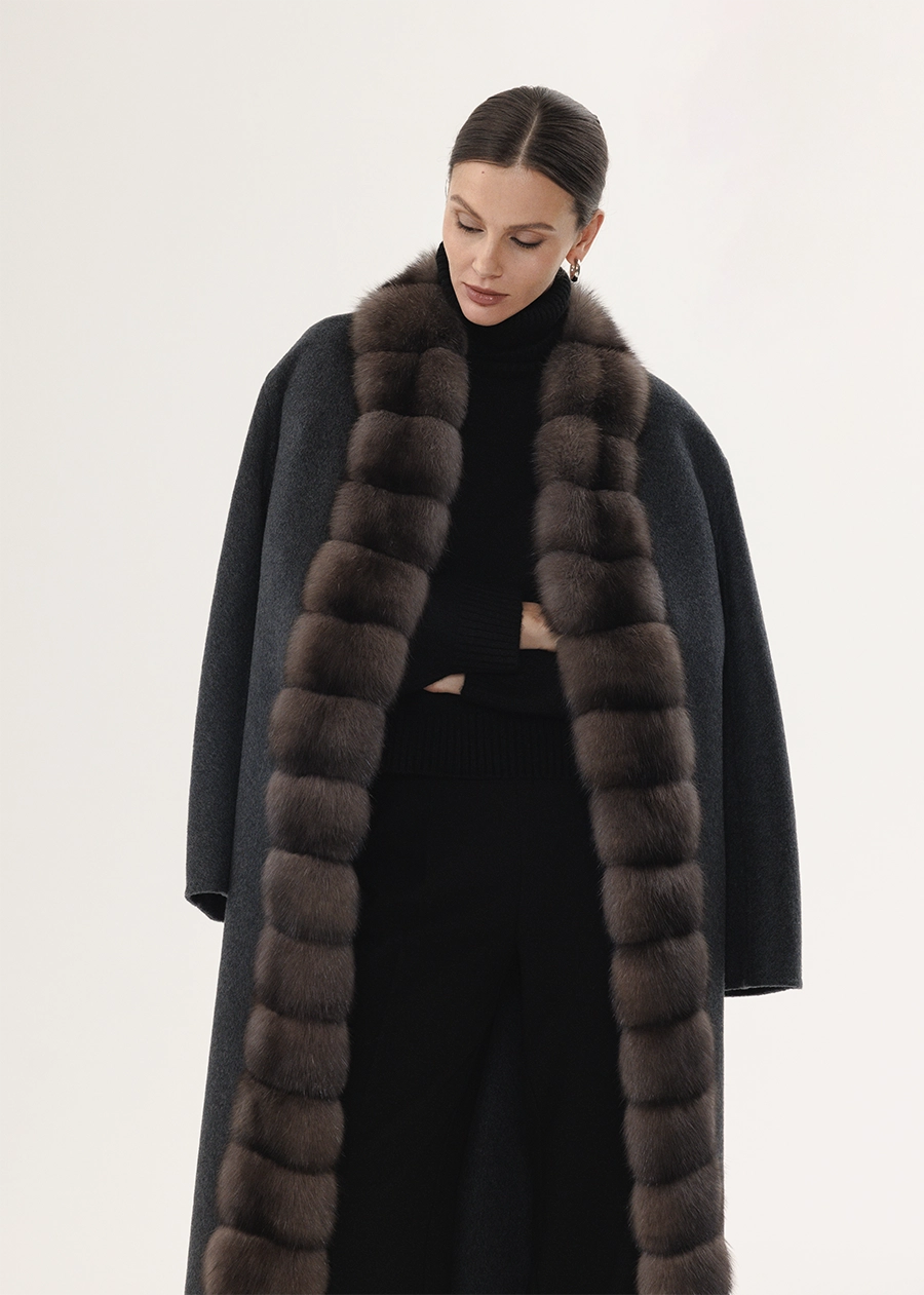 Графитовое пальто с мехом соболя по борту