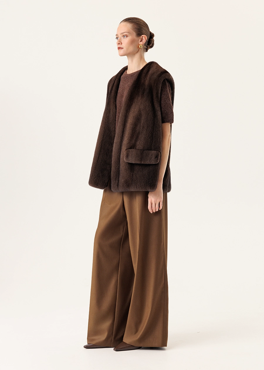 Укороченый жилет из меха норки с V-образным вырезом