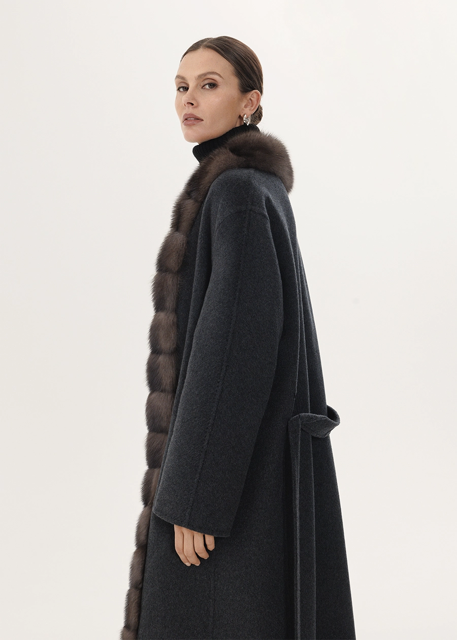 Графитовое пальто с мехом соболя по борту