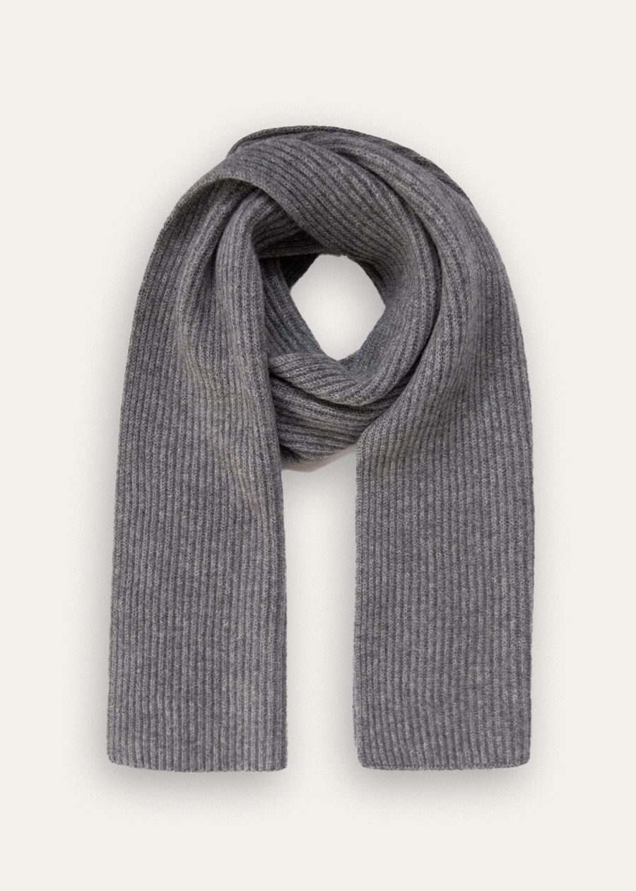Жемчужно-серый вязаный шарф из кашемира в английскую резинку