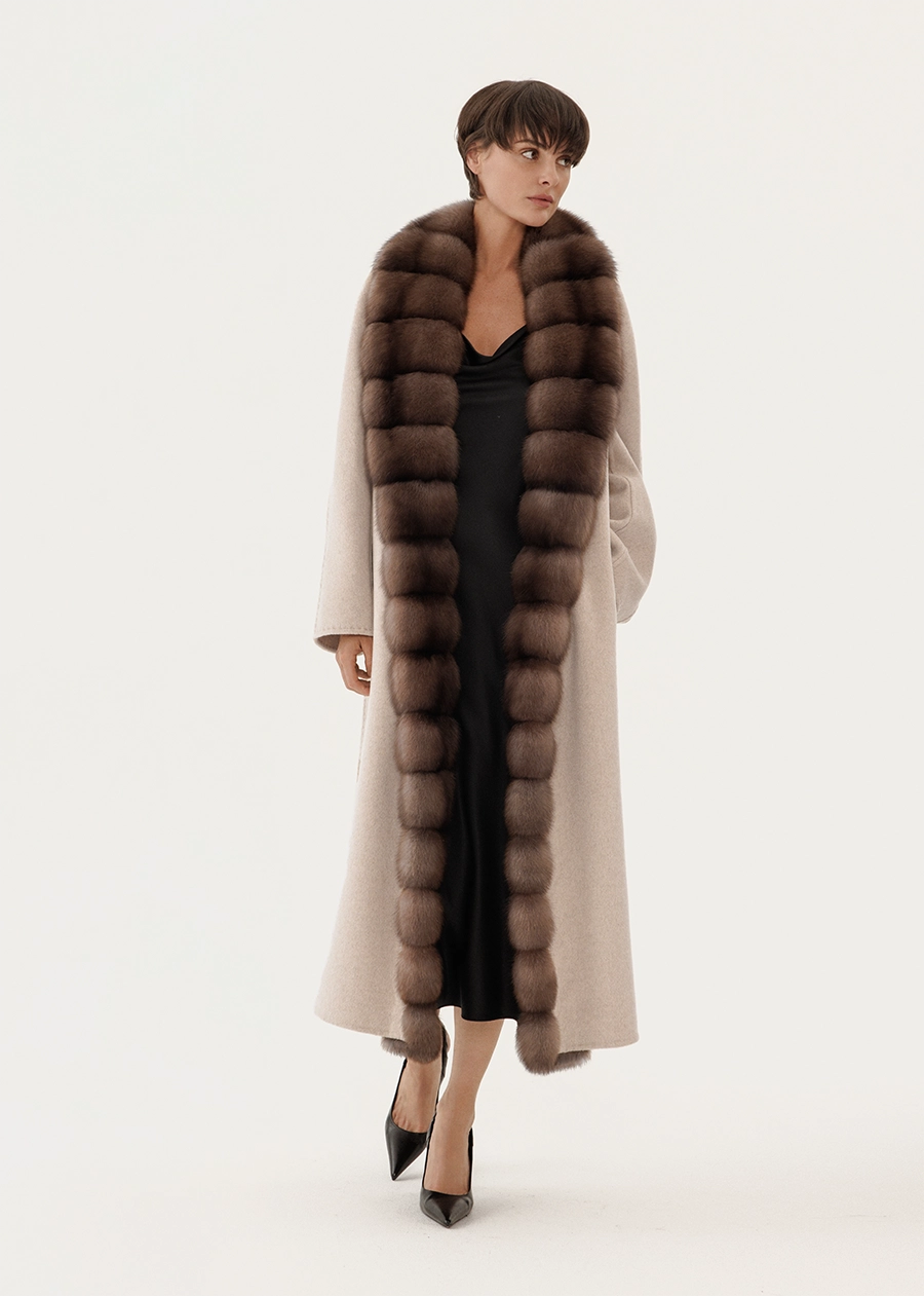 Бежевое пальто с соболиной отворотной опушкой