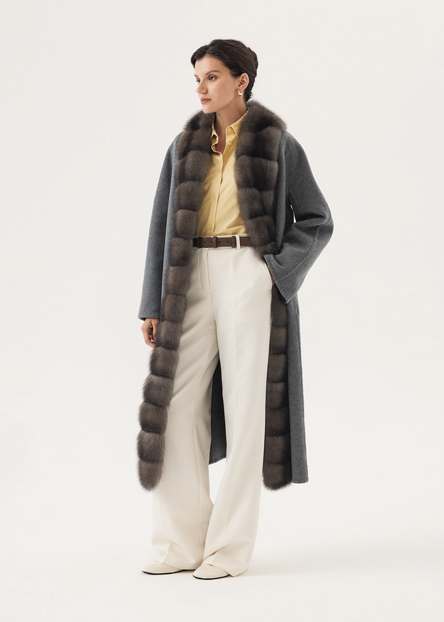 Серое пальто из кашемира с мехом соболя по борту