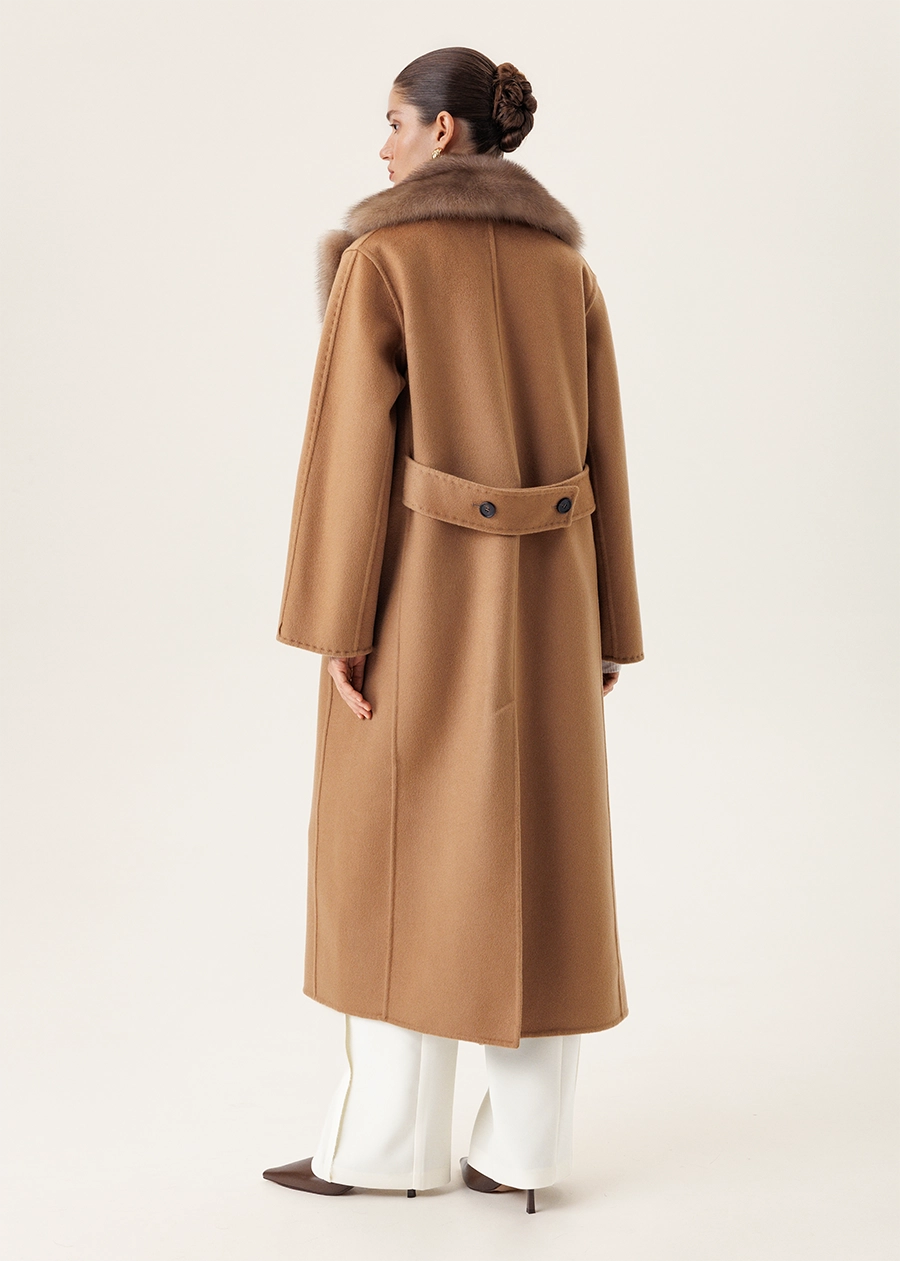 Классическое двубортное пальто из кашемира с соболиным воротником