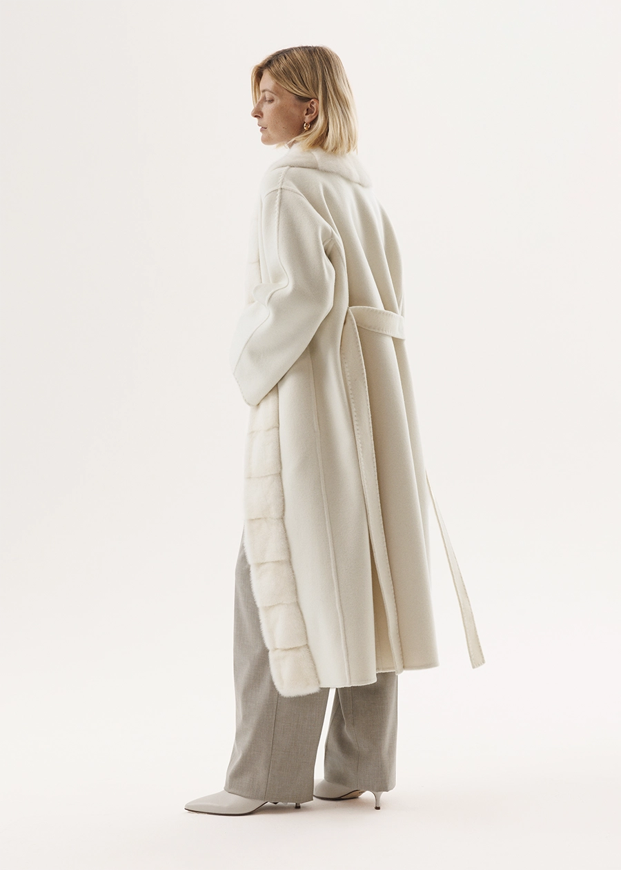 Кашемировое пальто с опушкой из белоснежного меха норки