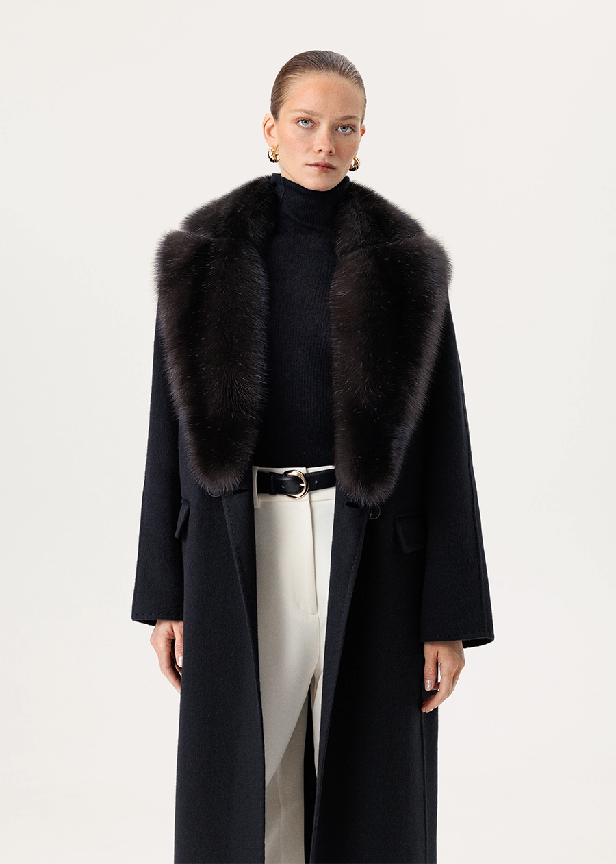 Двубортное черное пальто с цельным английским воротником и карманами клапанами