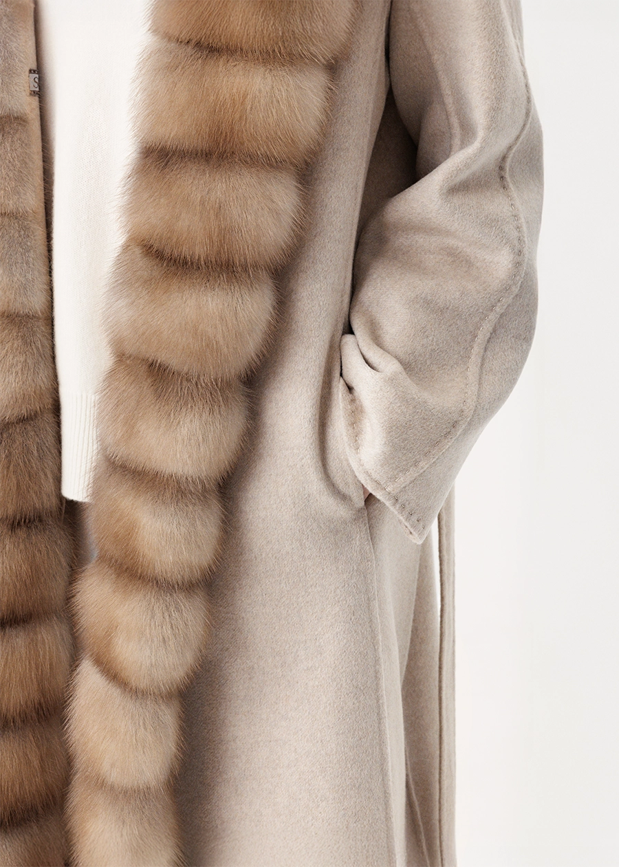 Кашемировое пальто с отворотной бортовой опушкой из меха куницы