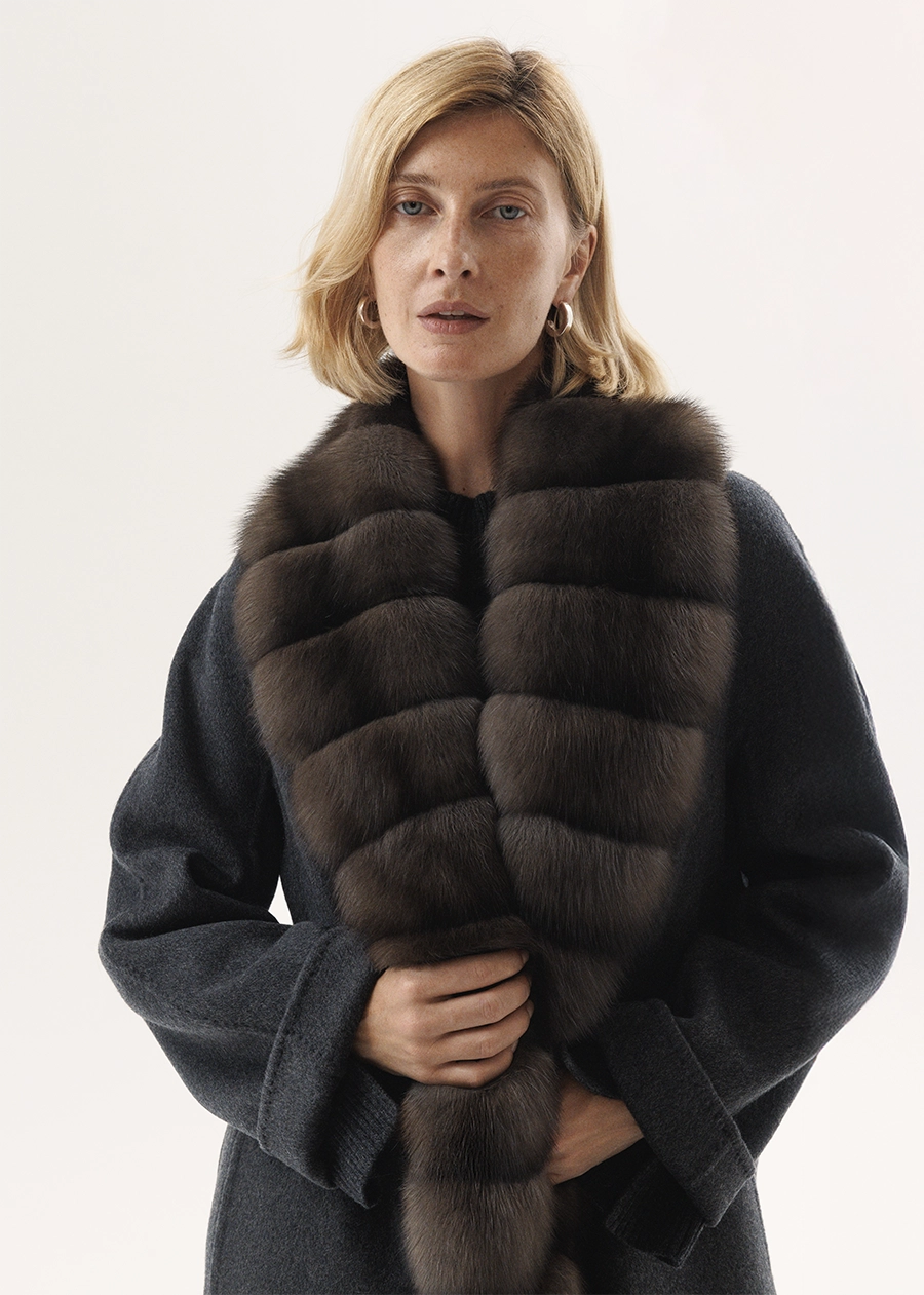 Кашемировое пальто в графитовом оттенке с отворотной опушкой