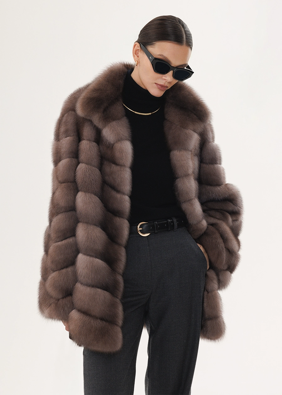 Шуба из соболя с воротником стойкой и рукавом Chevron Wave